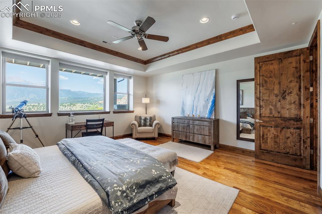 Image 39 of 50: Bedroom