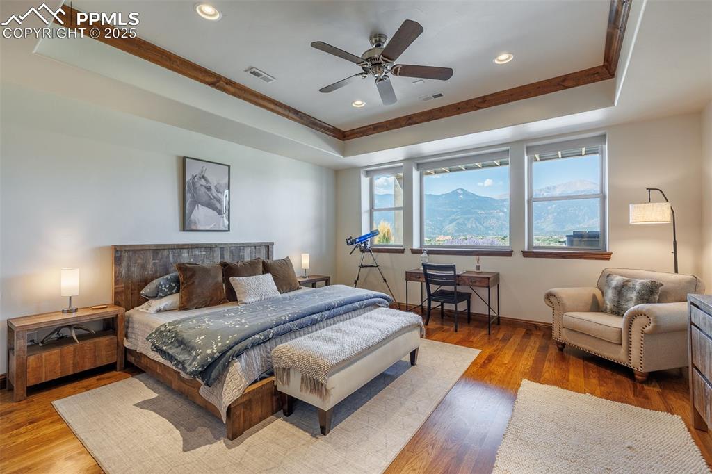 Image 40 of 50: Bedroom