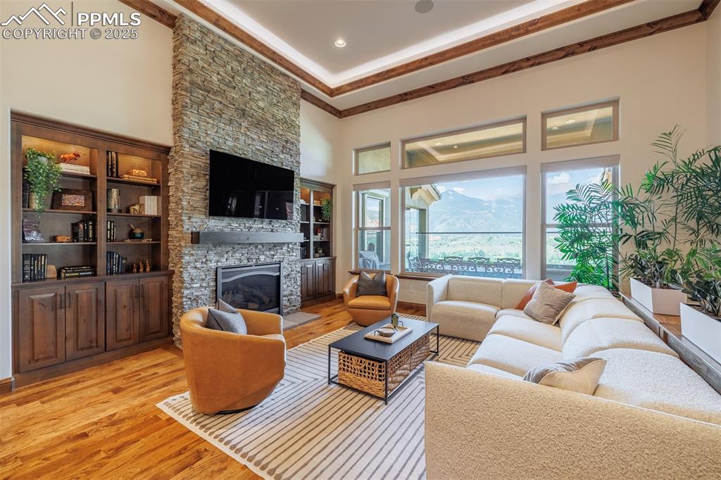 Image 9 of 50: Living Room