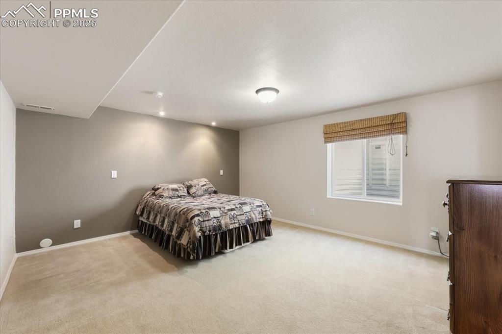 Image 14 of 25: Bedroom