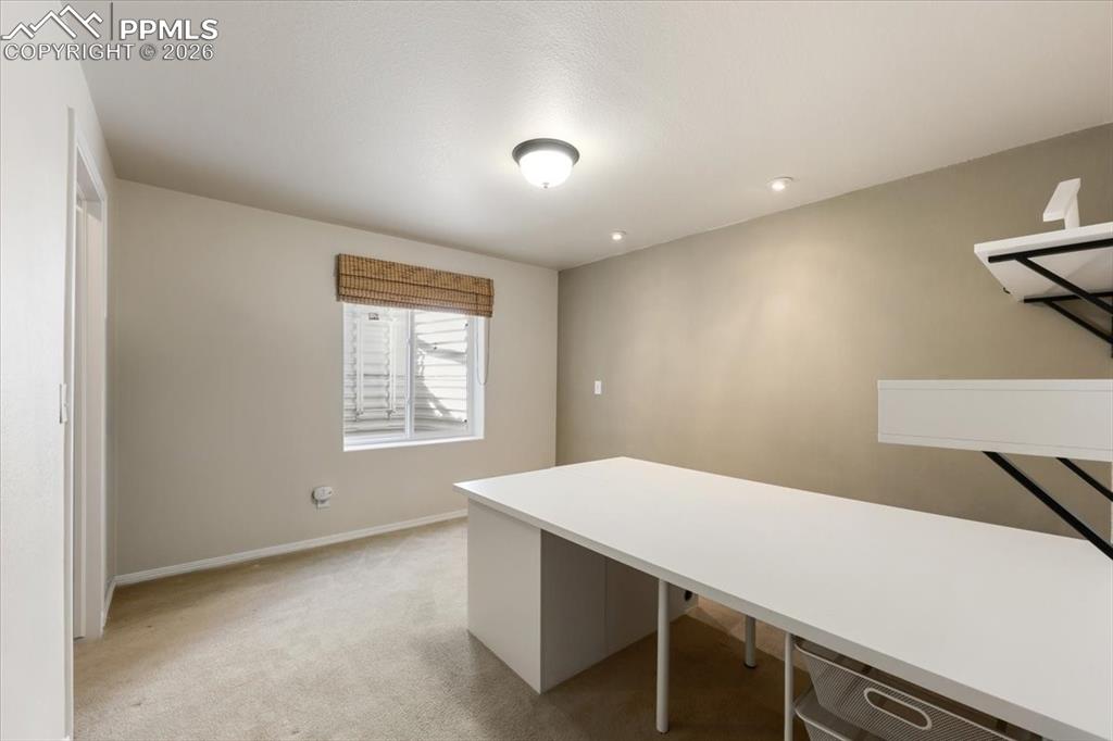 Image 17 of 25: Office