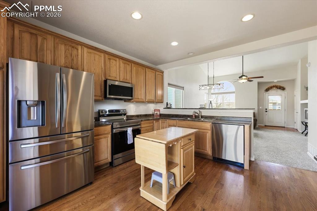 Image 4 of 25: Kitchen