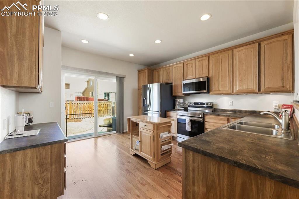 Image 5 of 25: Kitchen