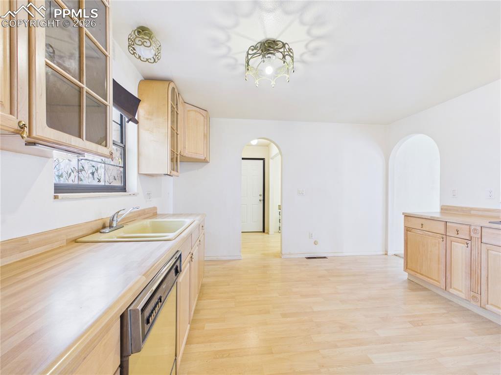 Image 15 of 49: Kitchen