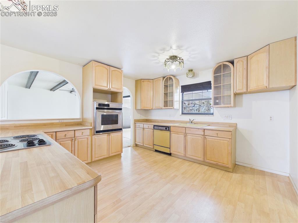 Image 17 of 49: Kitchen