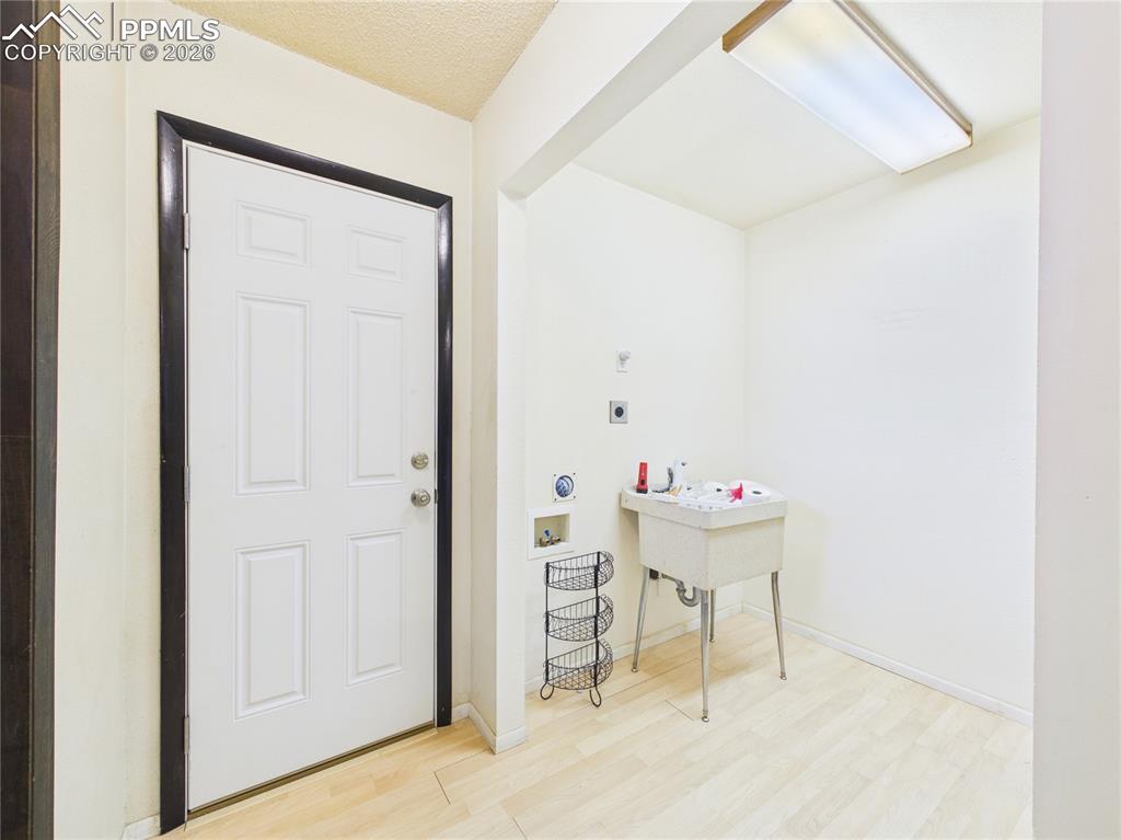 Image 18 of 49: Entry