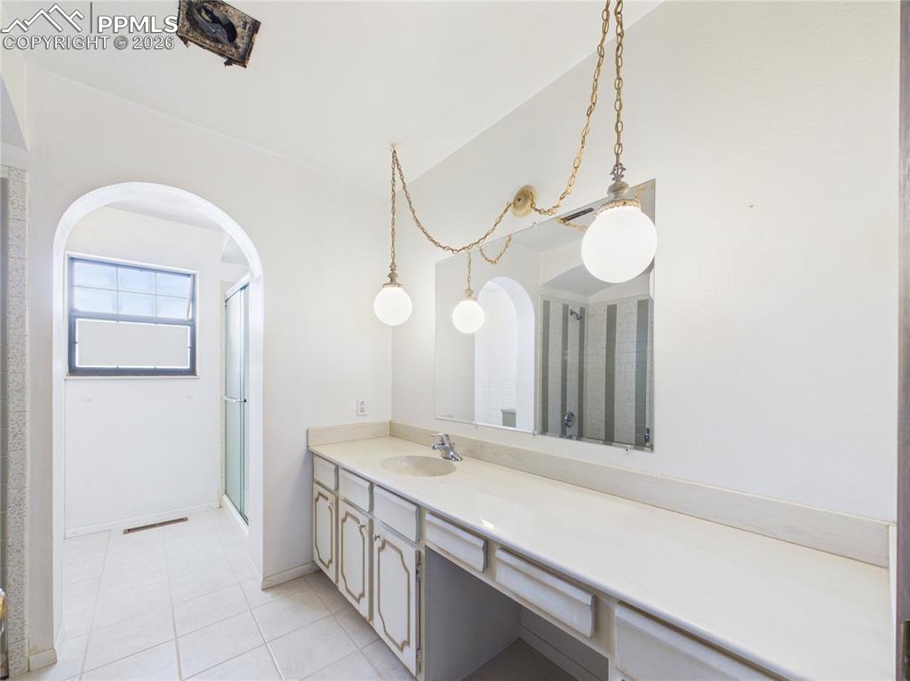 Image 23 of 49: Bathroom