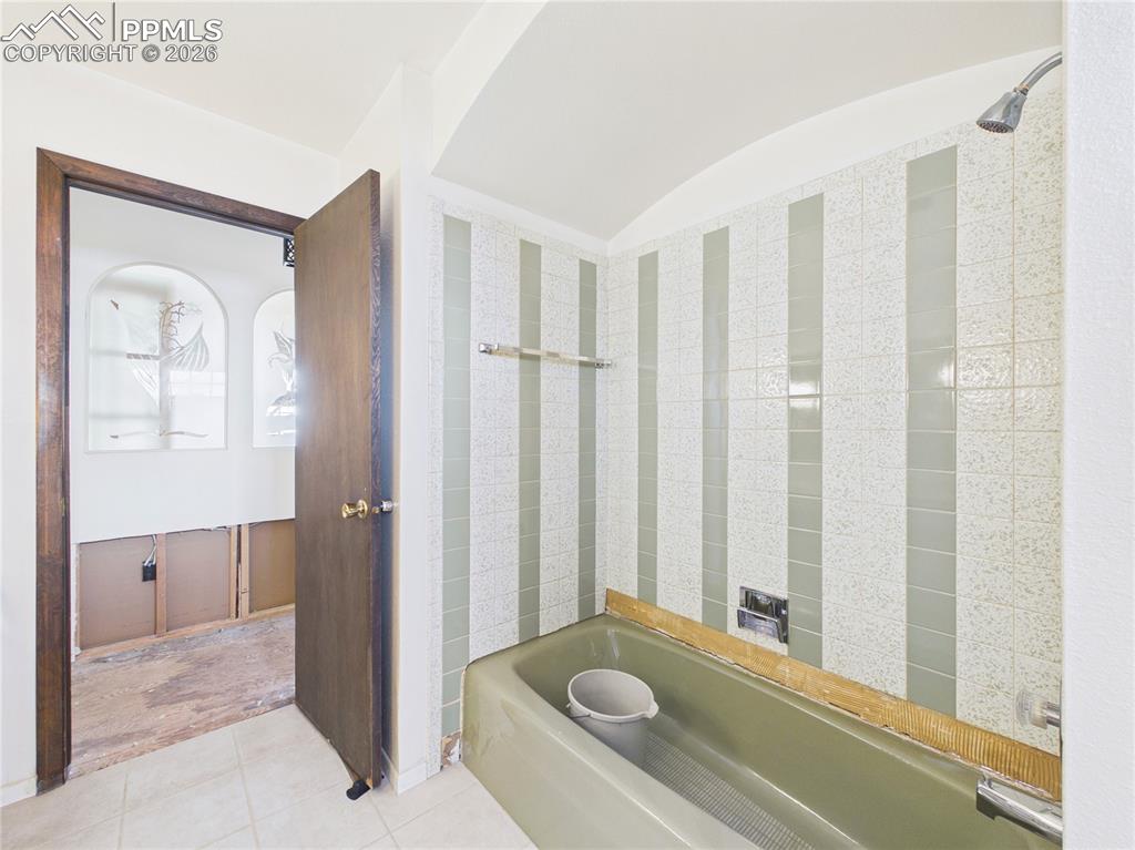 Image 25 of 49: Bathroom