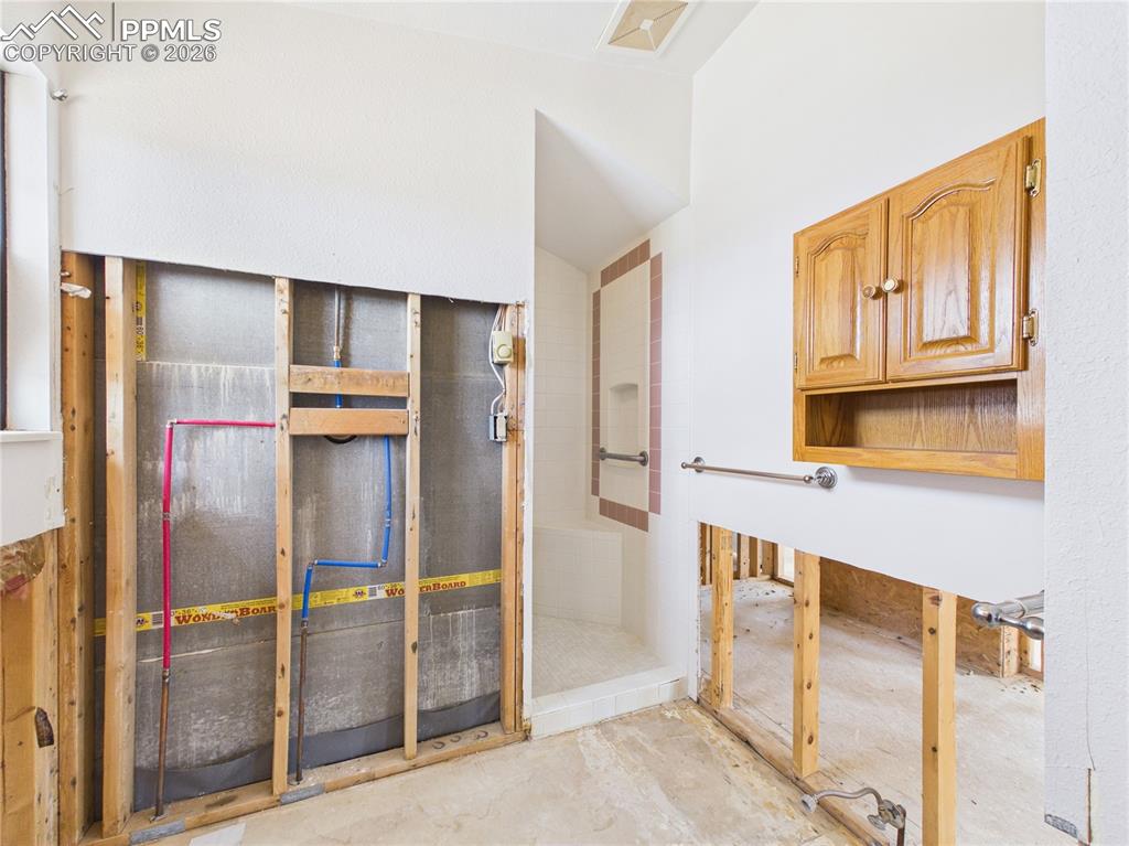 Image 36 of 49: Bathroom