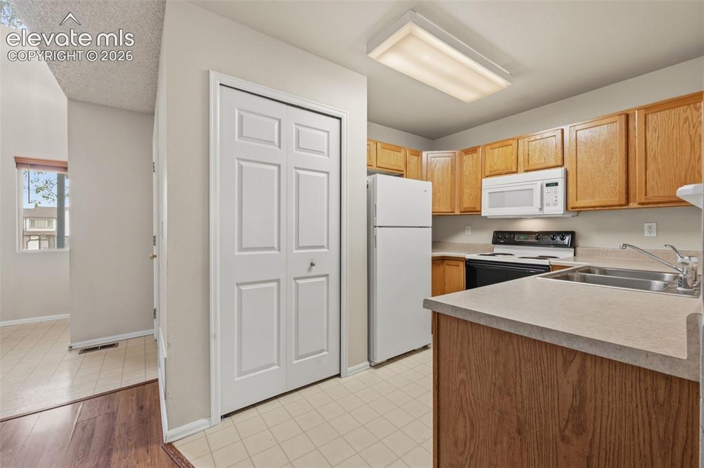 Image 14 of 37: Kitchen