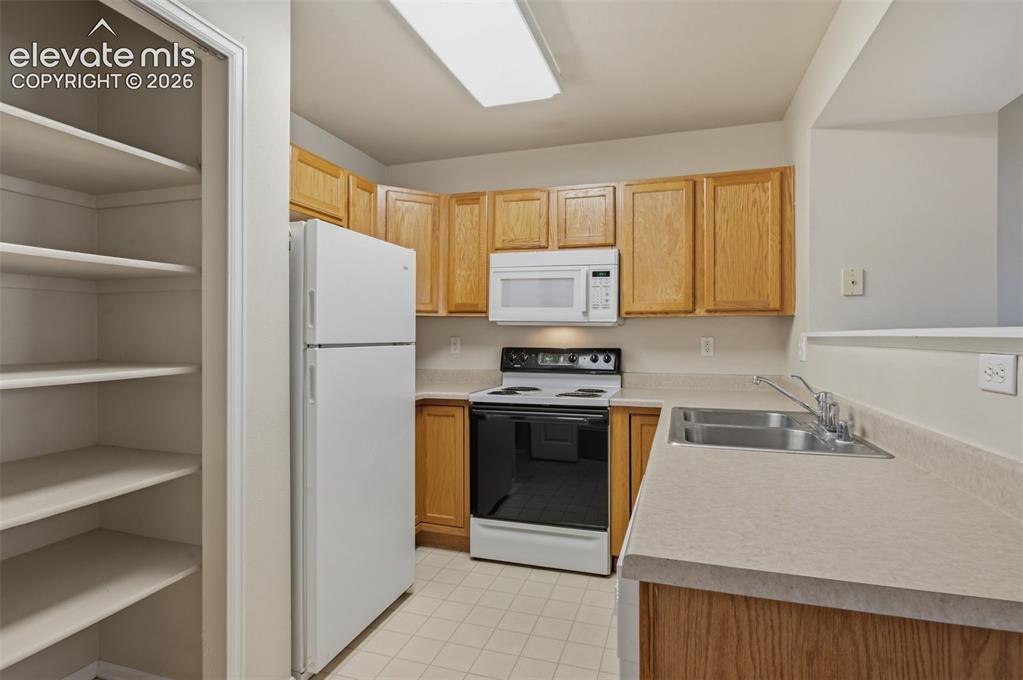 Image 17 of 37: Kitchen