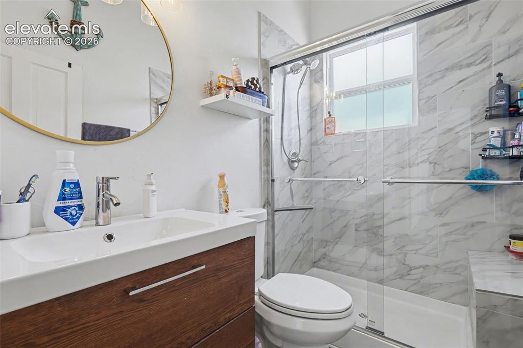 Image 16 of 26: Bathroom