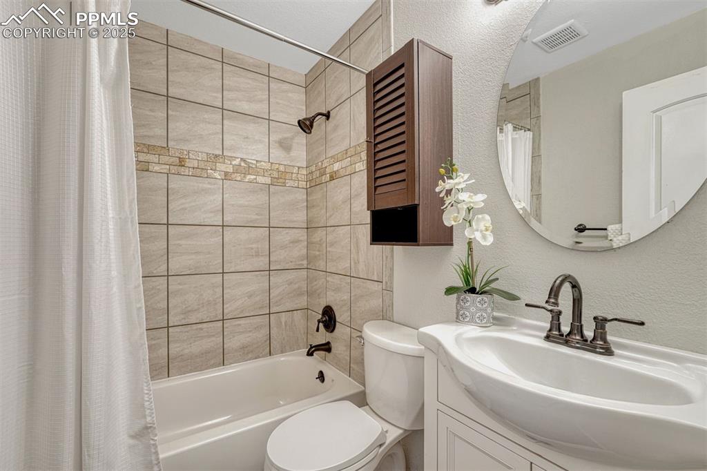 Image 11 of 38: Bathroom