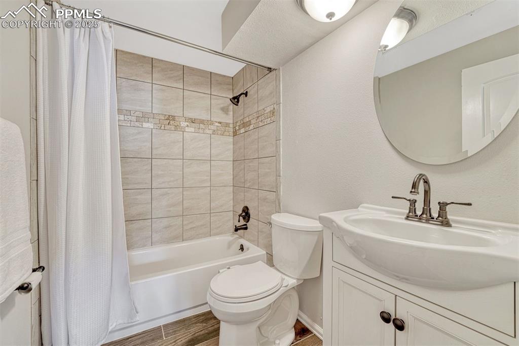 Image 17 of 38: Bathroom