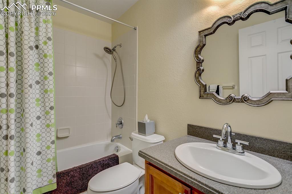 Image 21 of 28: Upper level Full Bath