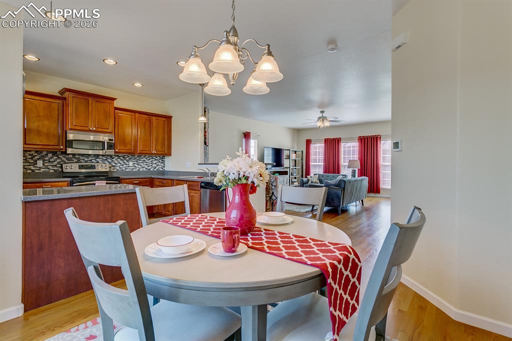 Image 5 of 28: Dining Area