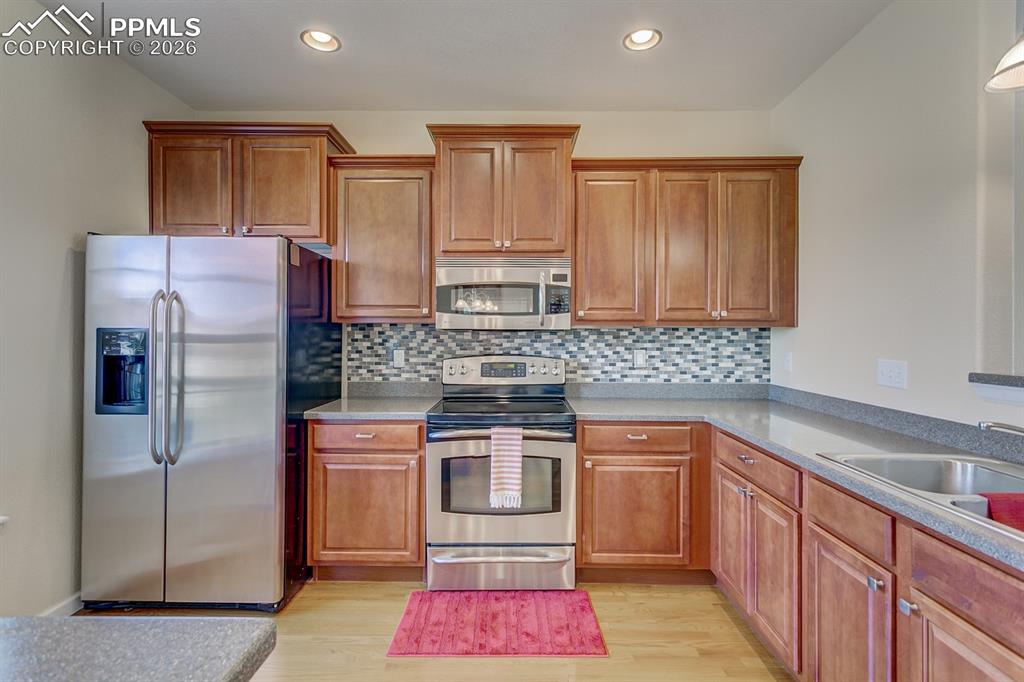 Image 8 of 28: Kitchen