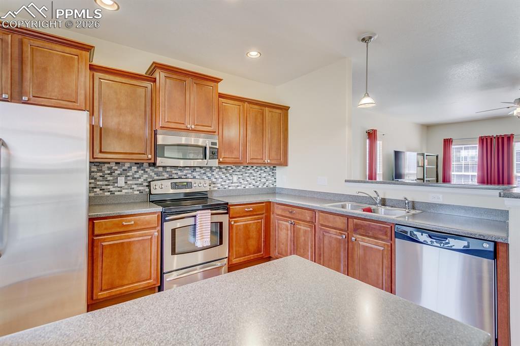 Image 9 of 28: Kitchen