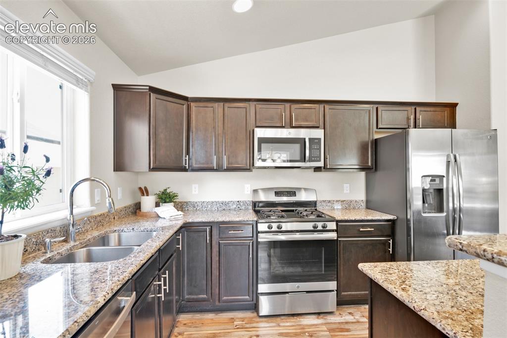 Image 10 of 32: Kitchen