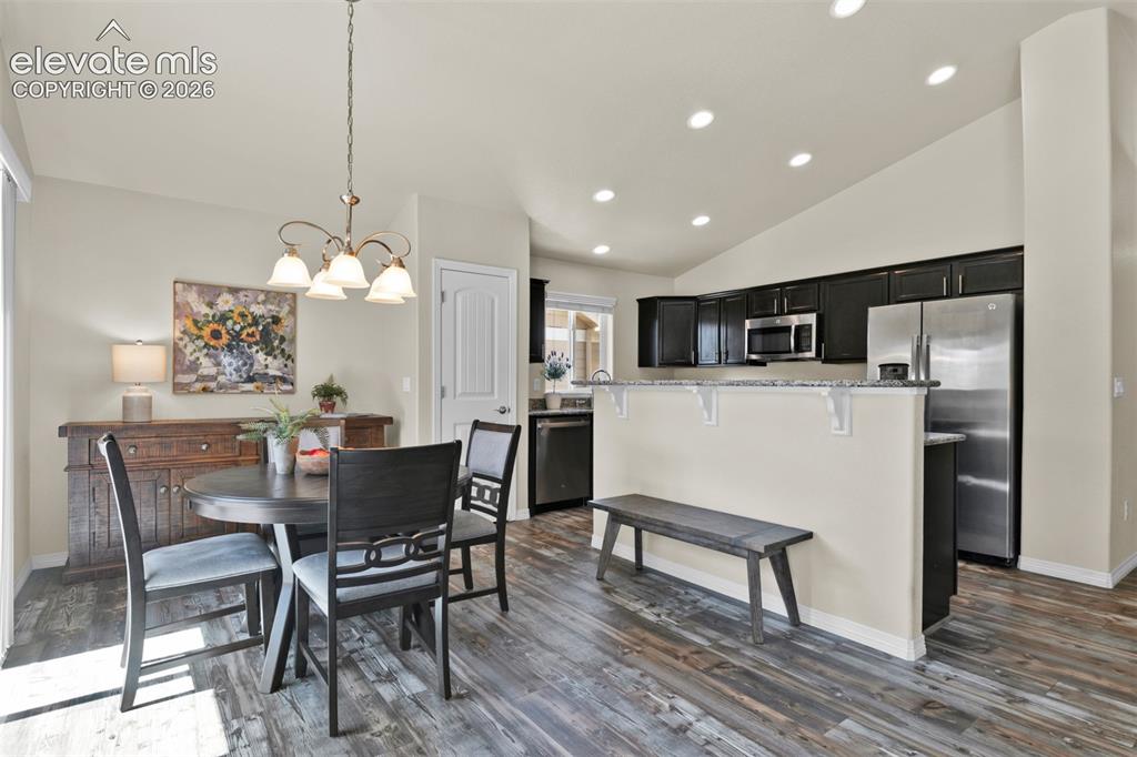 Image 8 of 32: Dining Area