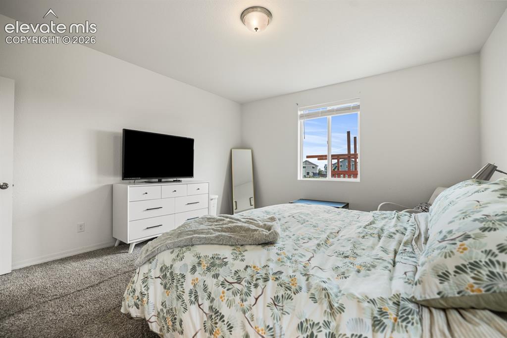 Image 16 of 50: Bedroom