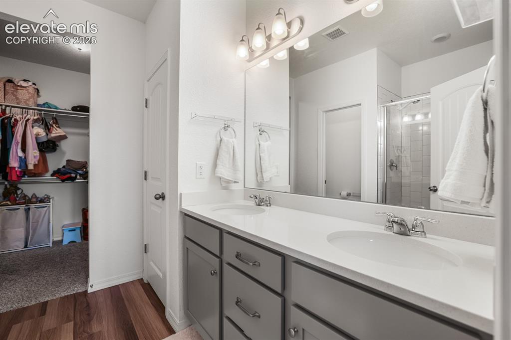 Image 18 of 50: Bathroom