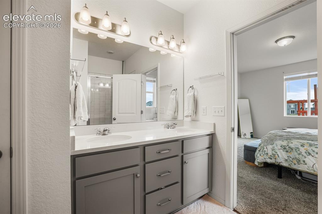 Image 19 of 50: Bathroom