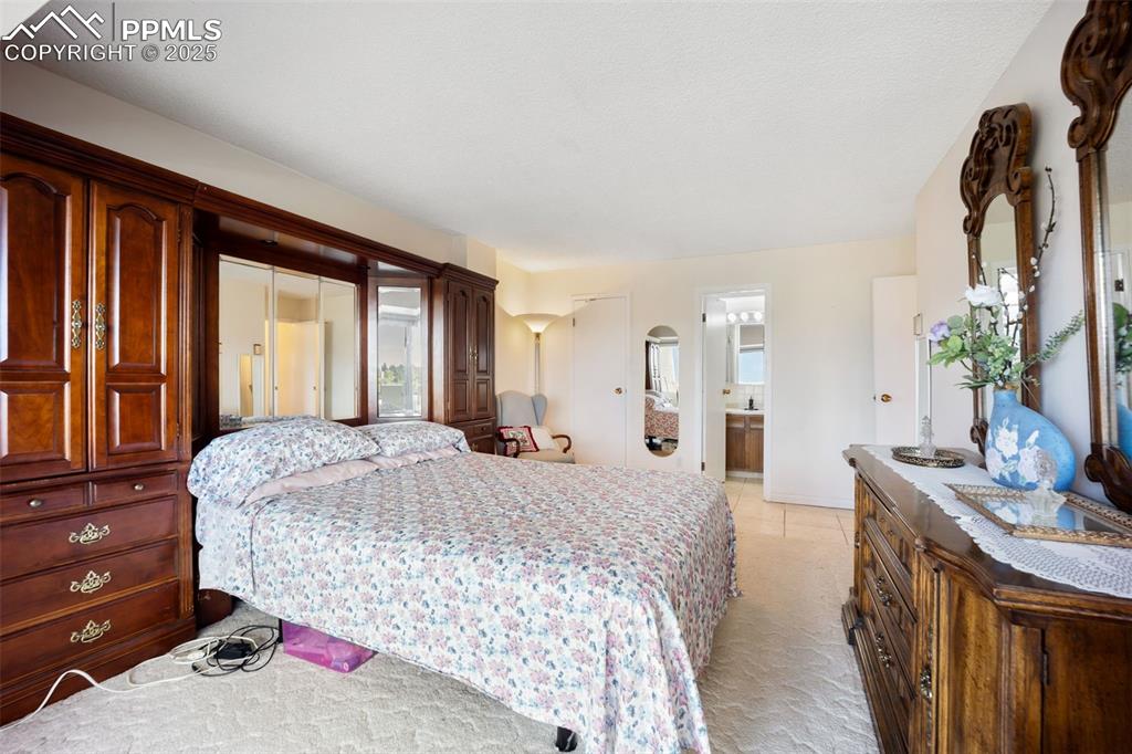 Image 15 of 31: Bedroom