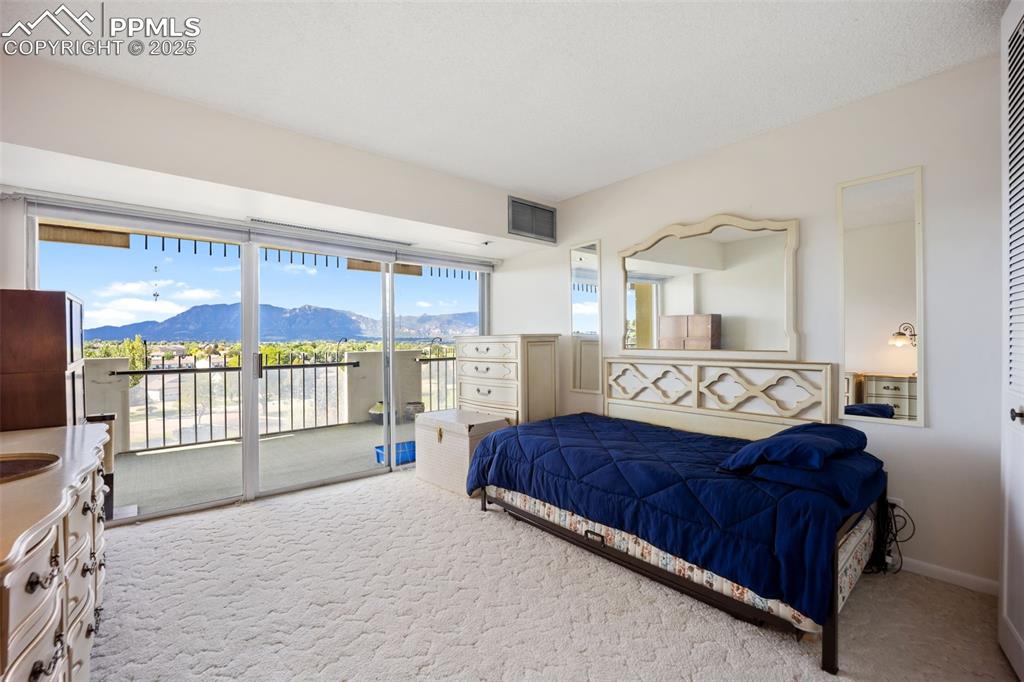 Image 17 of 31: Bedroom