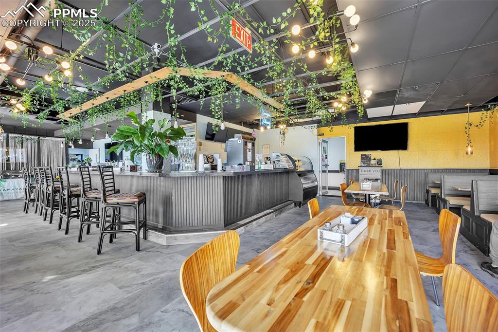 Image 23 of 31: Dining Area