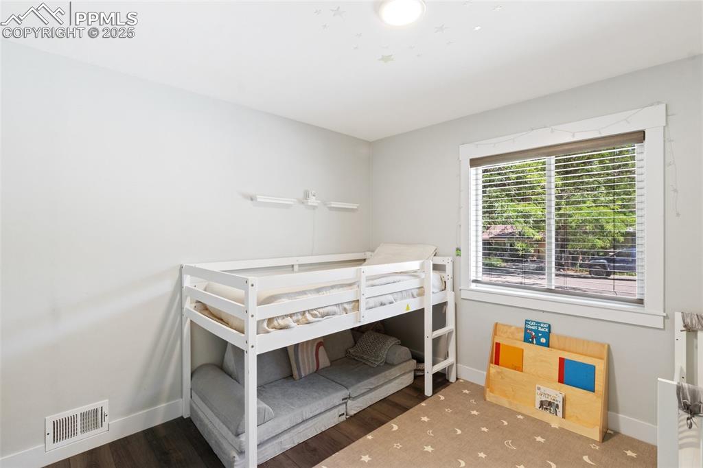 Image 19 of 31: Bedroom