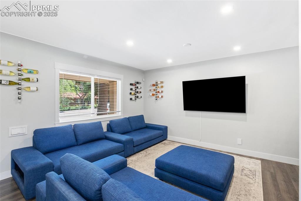 Image 6 of 31: Living Room