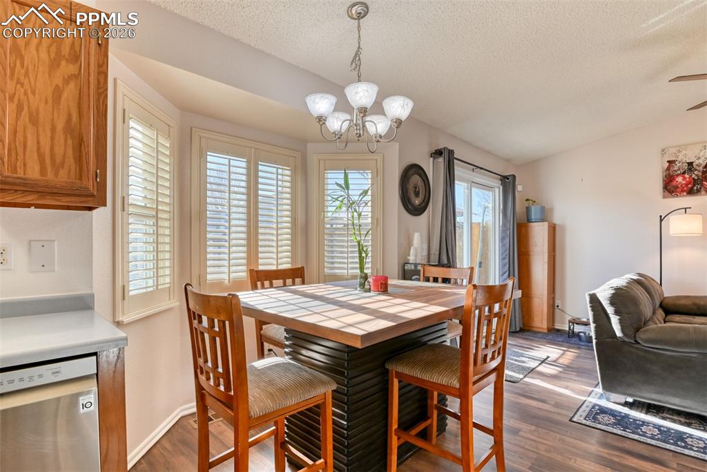 Image 10 of 50: Dining Area