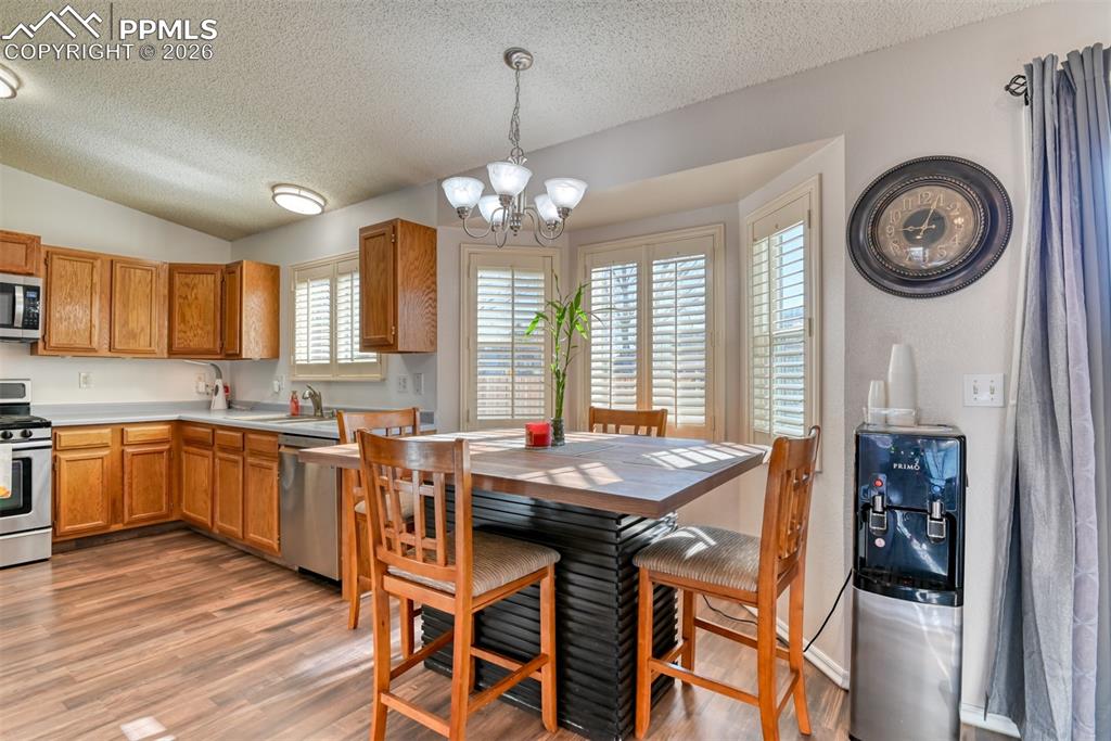 Image 11 of 50: Kitchen