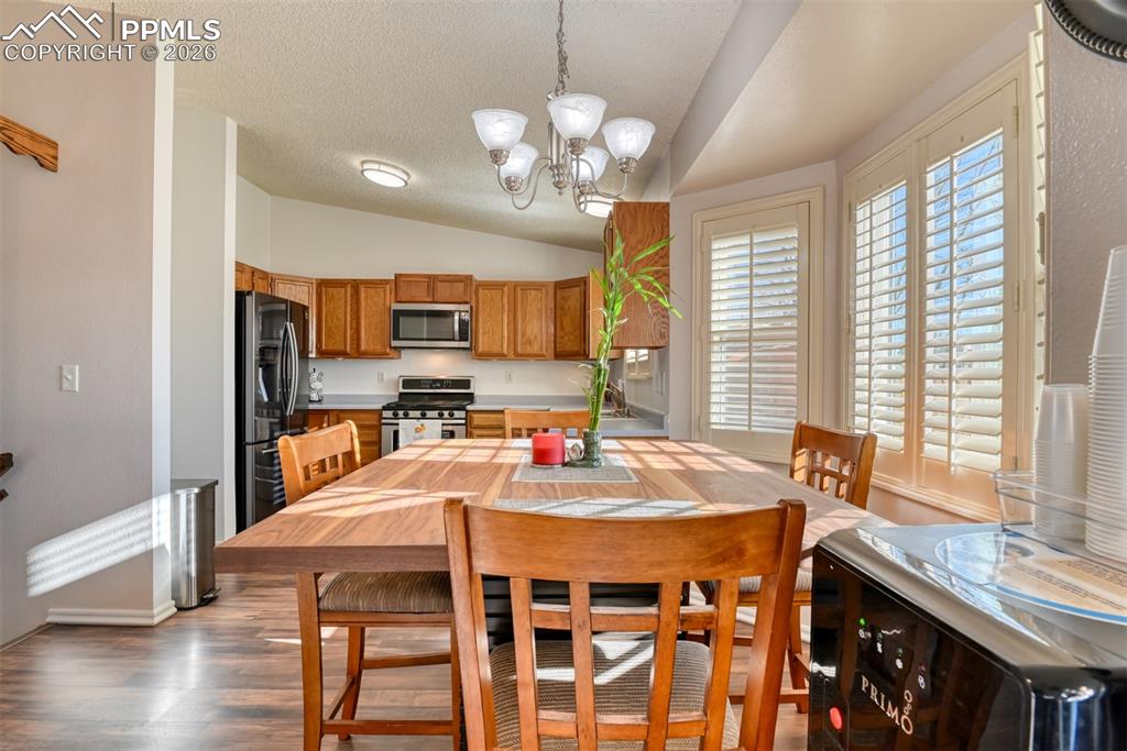 Image 12 of 50: Dining Area