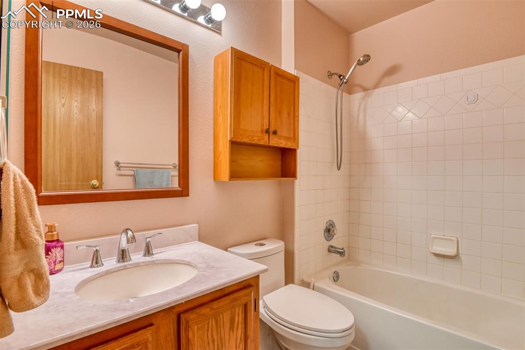 Image 22 of 50: Bathroom