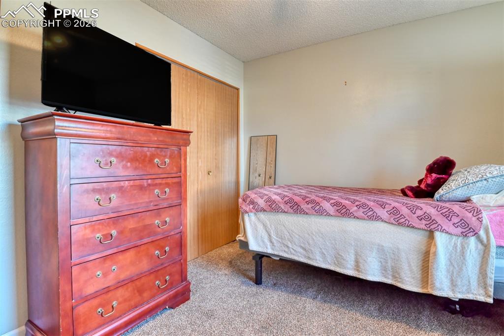 Image 25 of 50: Bedroom