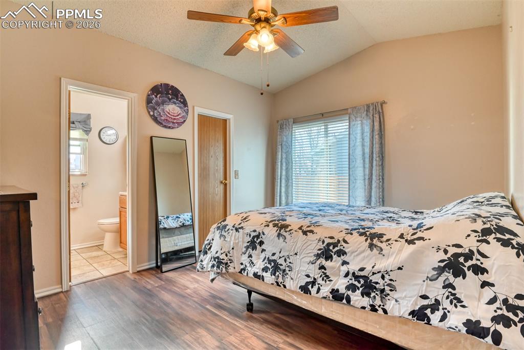 Image 28 of 50: Bedroom