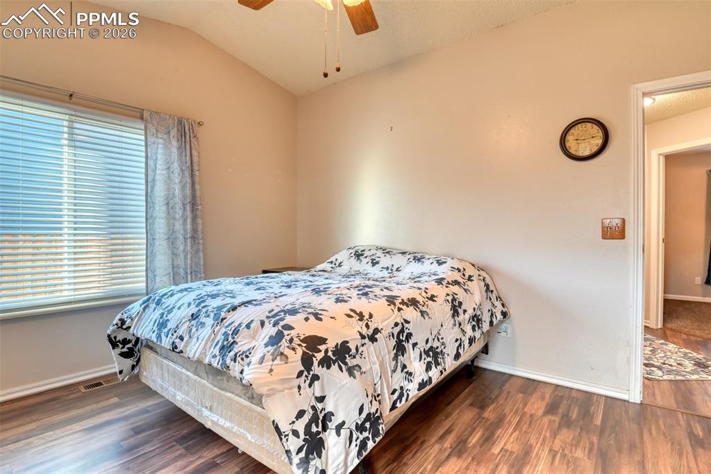 Image 29 of 50: Bedroom