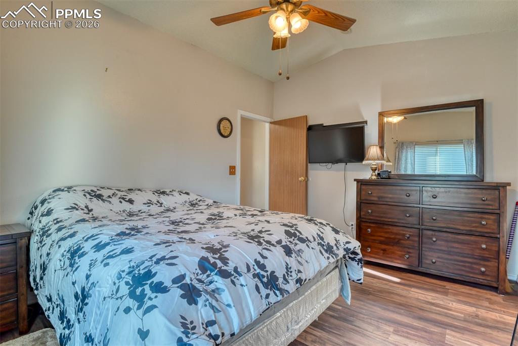 Image 30 of 50: Bedroom