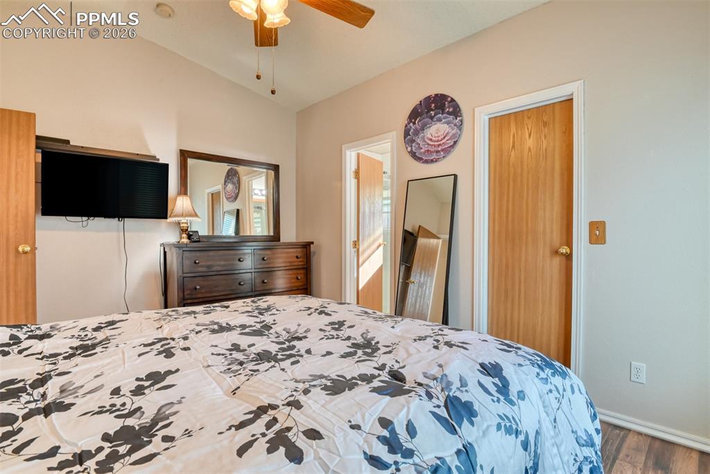 Image 31 of 50: Bedroom