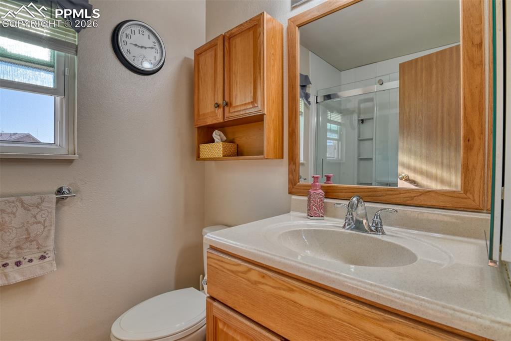 Image 32 of 50: Bathroom