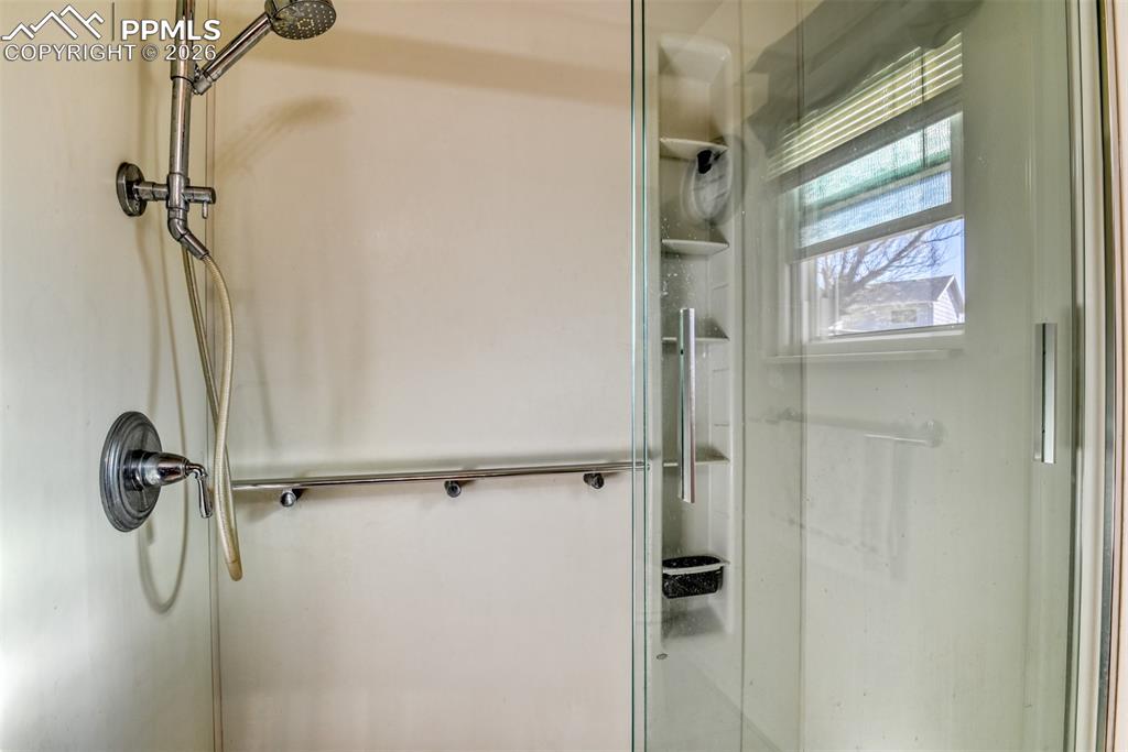 Image 33 of 50: Bathroom