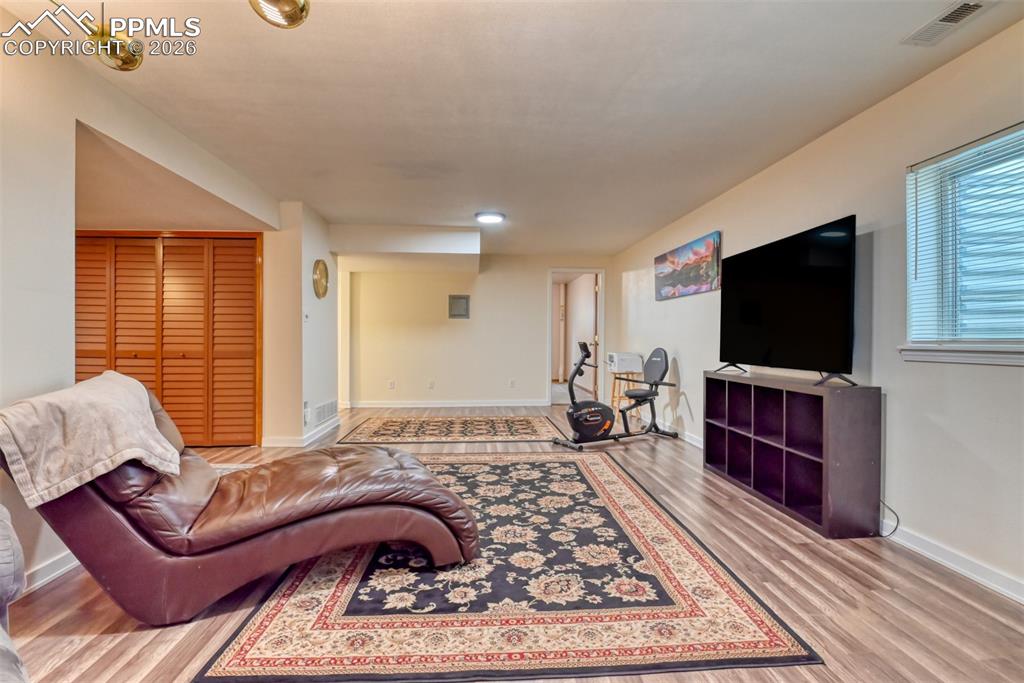 Image 38 of 50: Living Room