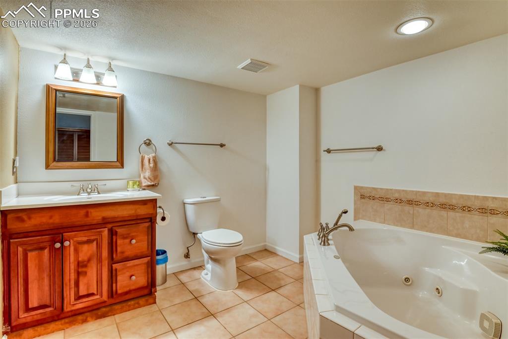 Image 44 of 50: Bathroom