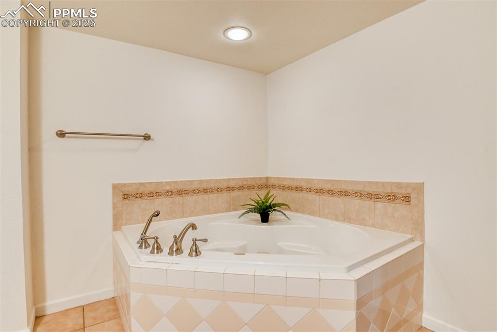 Image 45 of 50: Bathroom