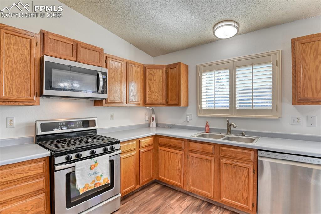 Image 8 of 50: Kitchen