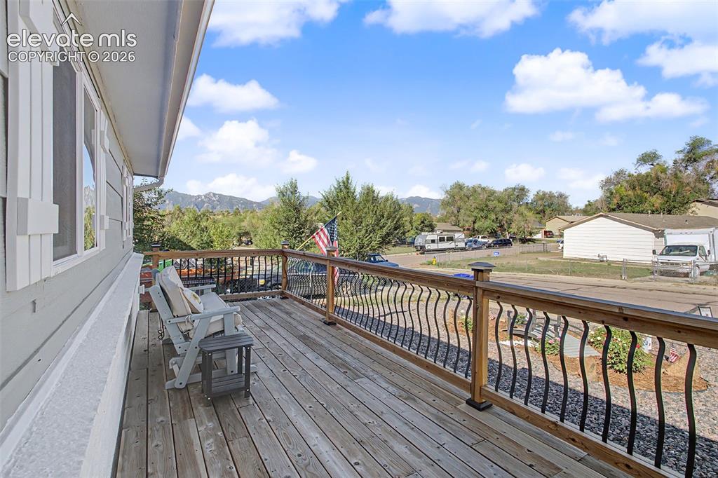 Image 3 of 10: Deck