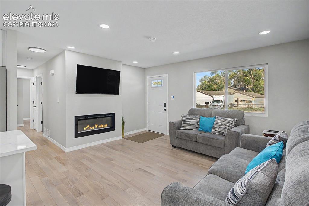 Image 5 of 10: Living Room