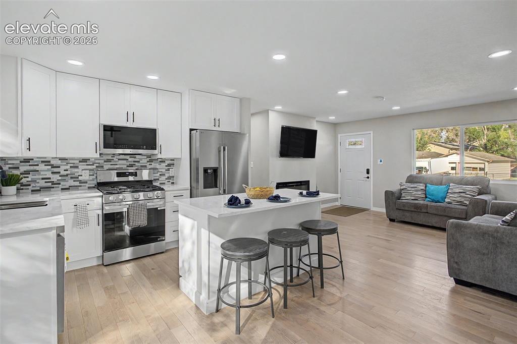 Image 7 of 10: Kitchen